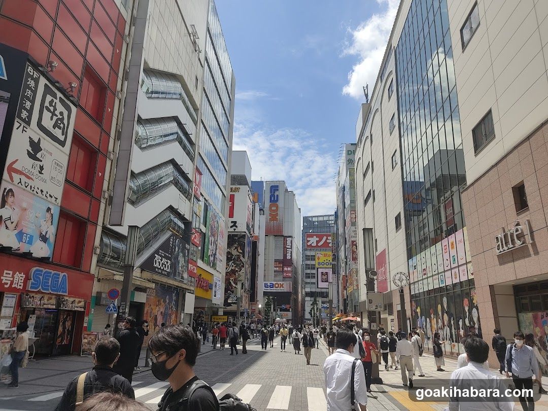 アトレ秋葉原 南側ガラス広告