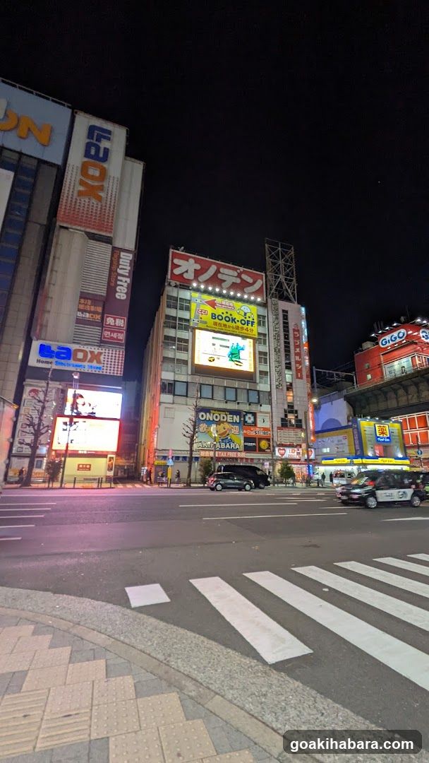 WATCH SQUARE (EDION AKIBA)