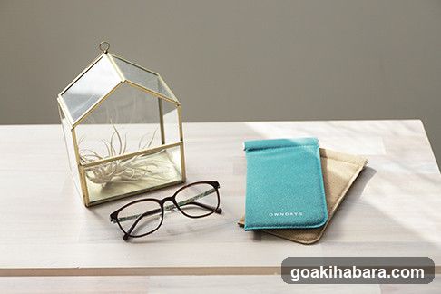 Tabletop Display with Accessories