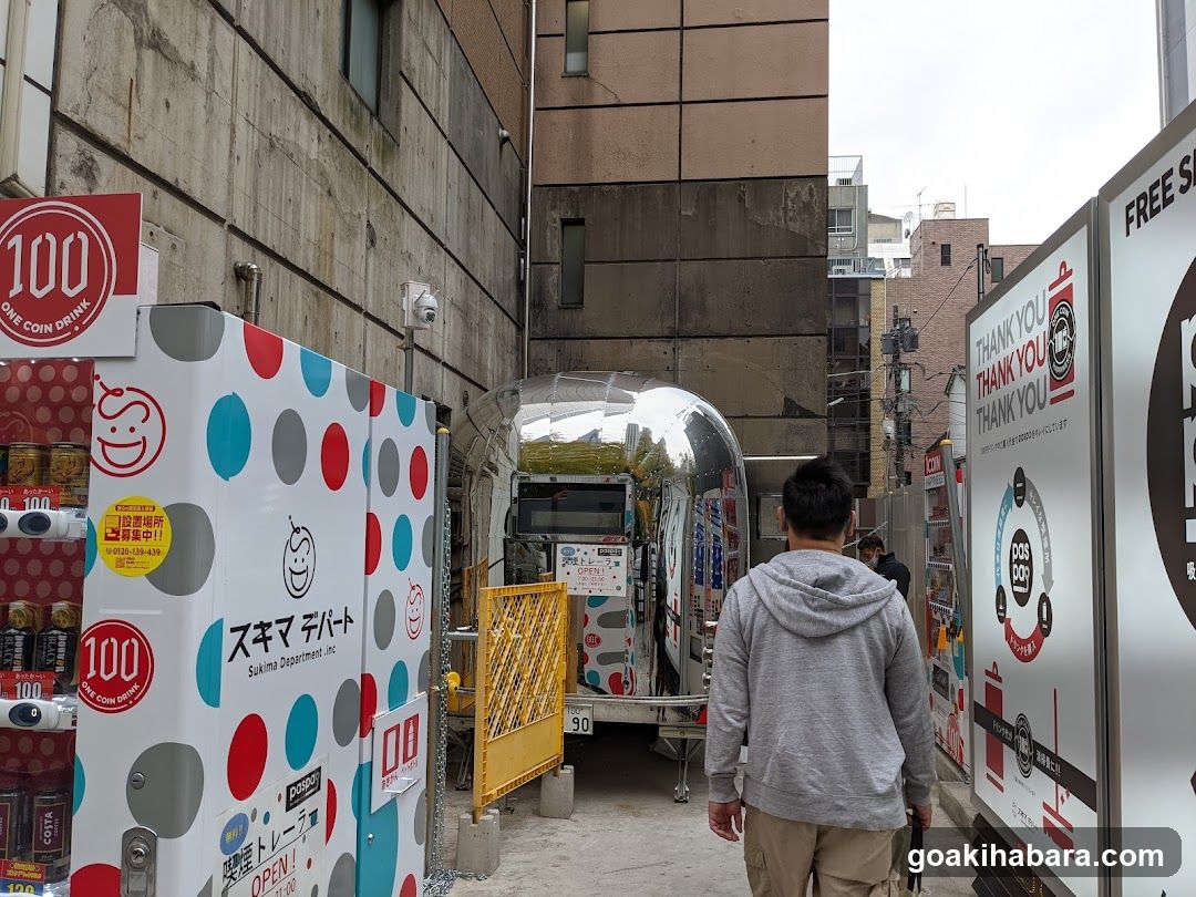 Sukima Department exterior alleyway scene