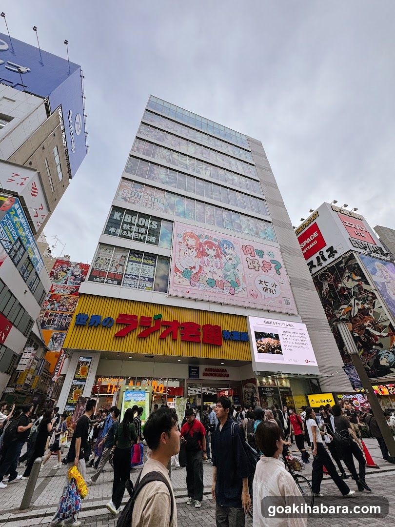 Urban Street Scene with Crowds and Buildings