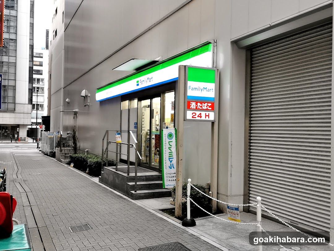 FamilyMart storefront exterior