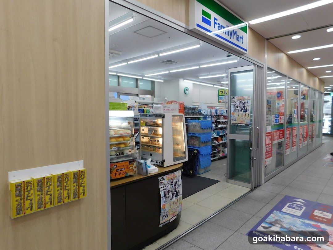 FamilyMart Entrance View