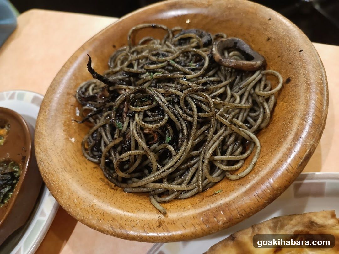 Spaghetti in wooden bowl