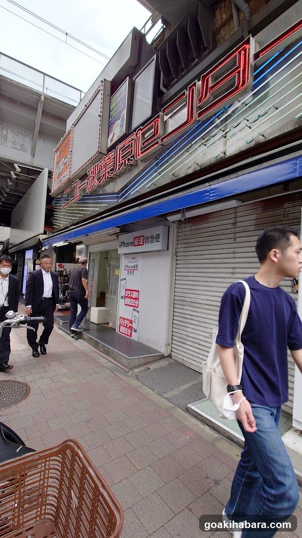 Street scene with storefronts and pedestrians