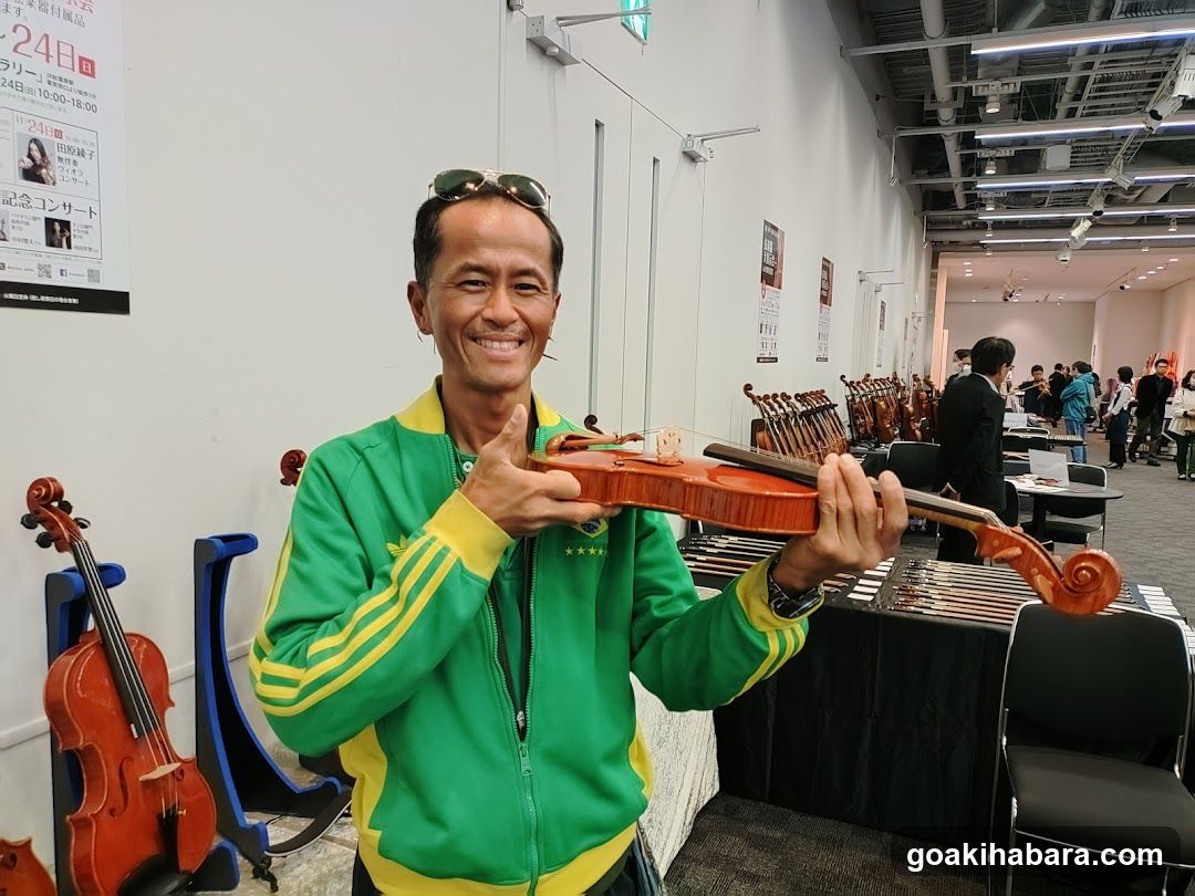 Man holding violin in event hall
