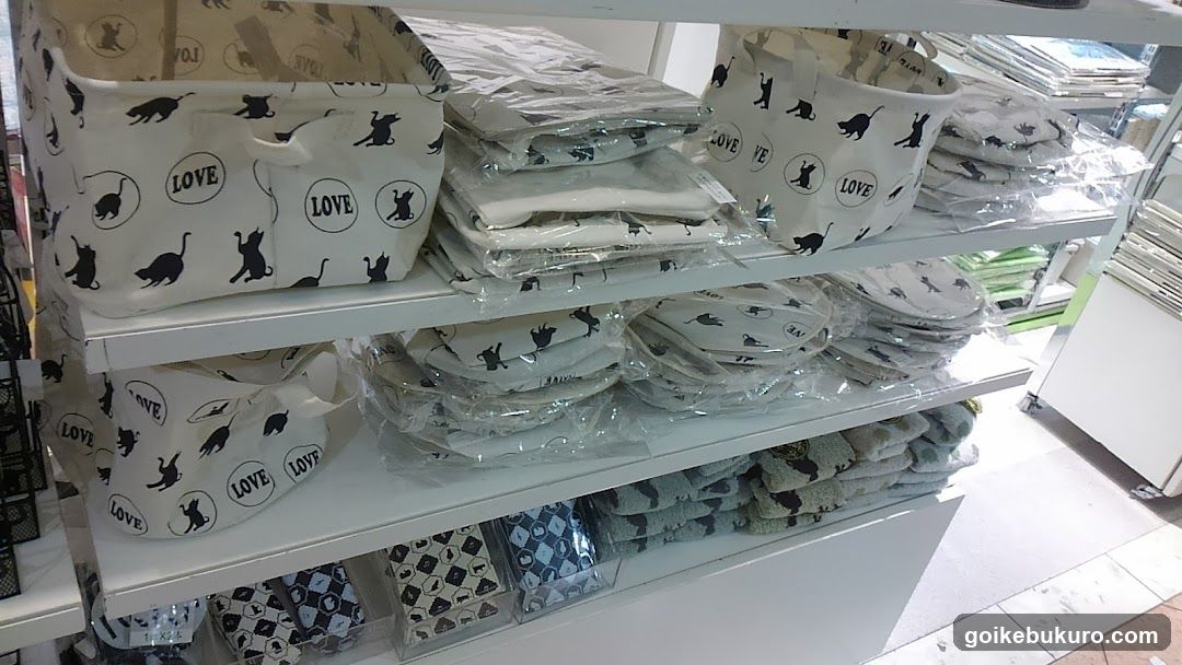 Cat Patterned Storage Baskets and Towels Display