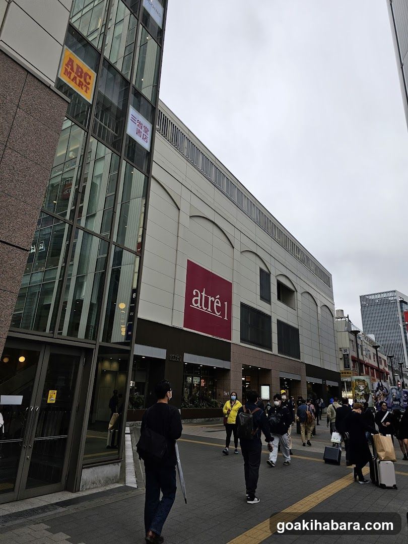 Street scene with shopping area