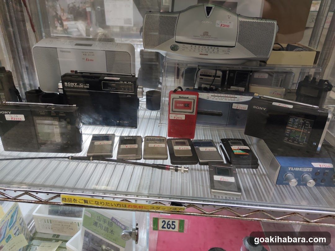 Electronics Display Shelf