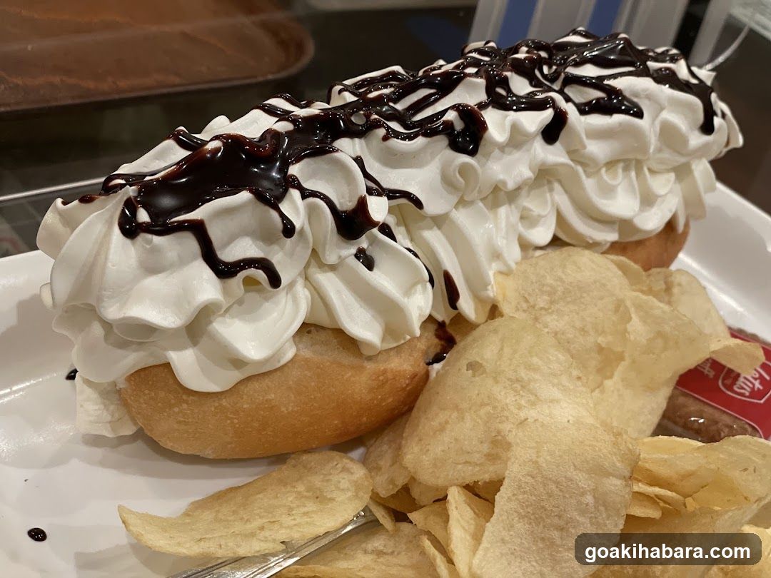 Sausage with whipped cream and chips