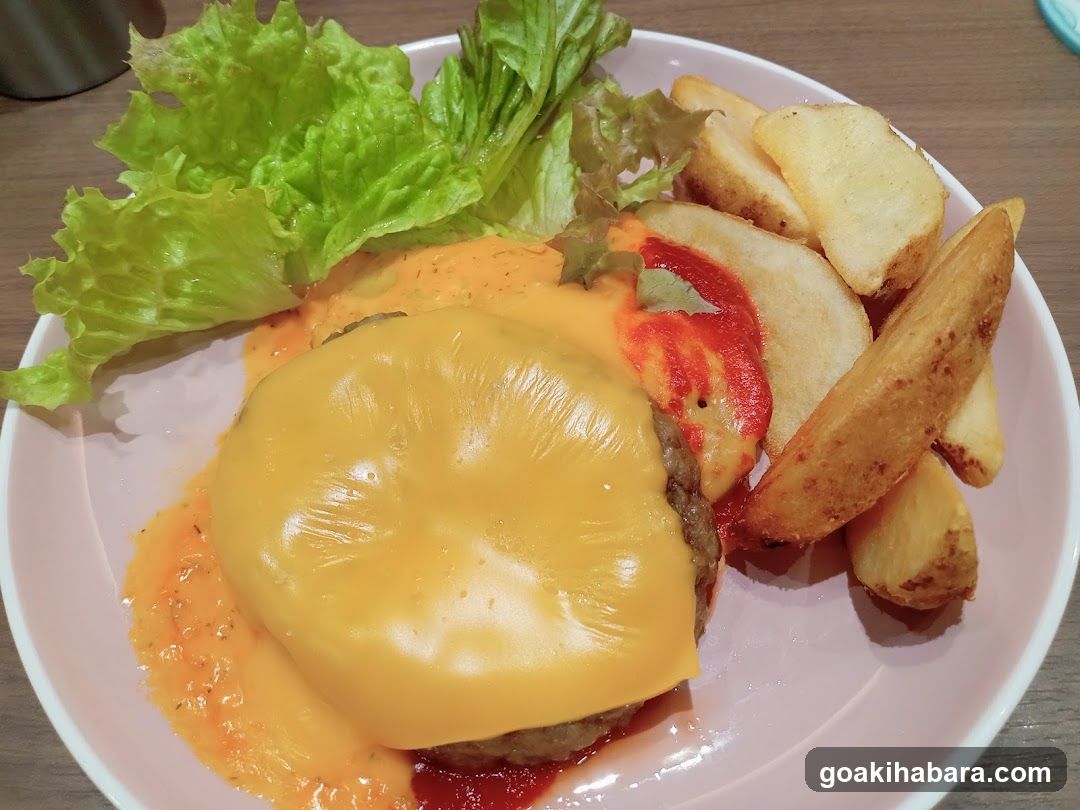 Cheeseburger with Fries and Lettuce