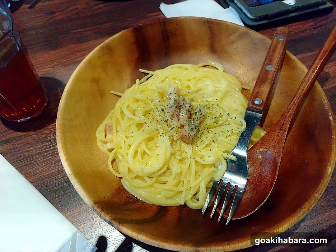 Spaghetti in wooden bowl