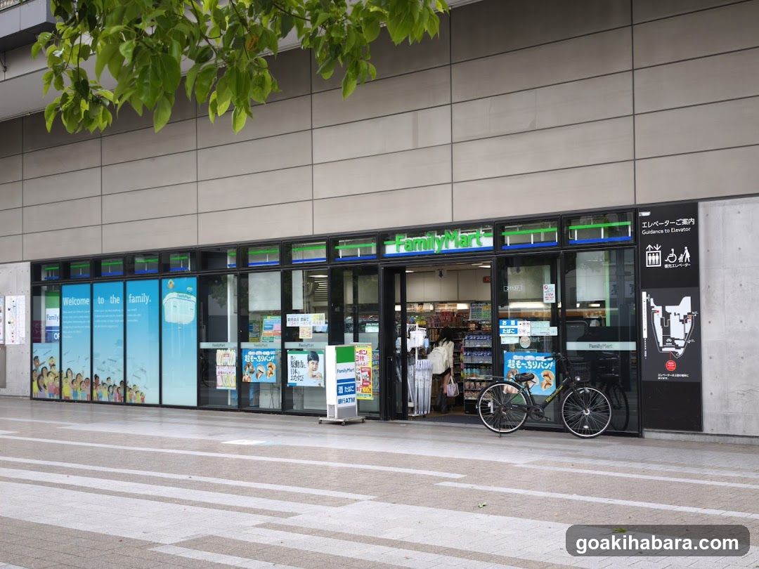FamilyMart storefront exterior