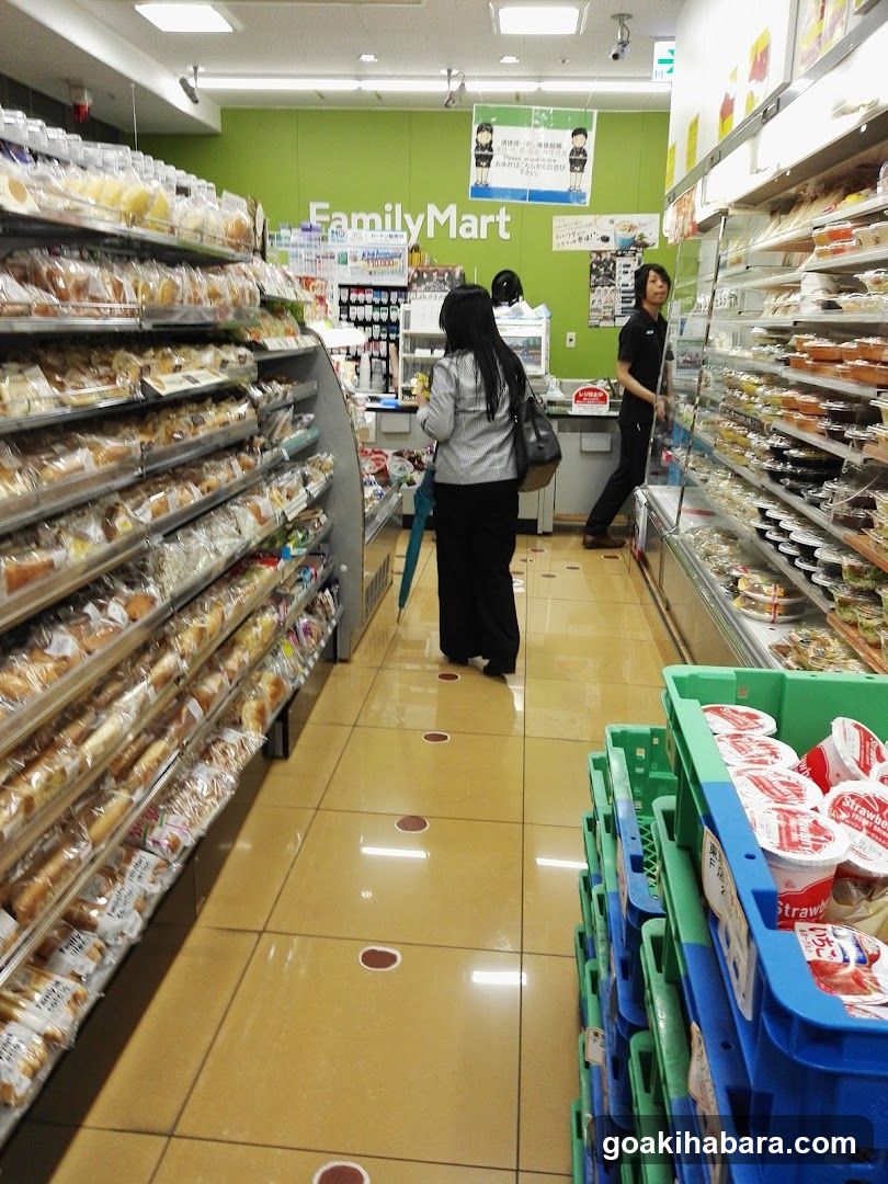 FamilyMart Interior