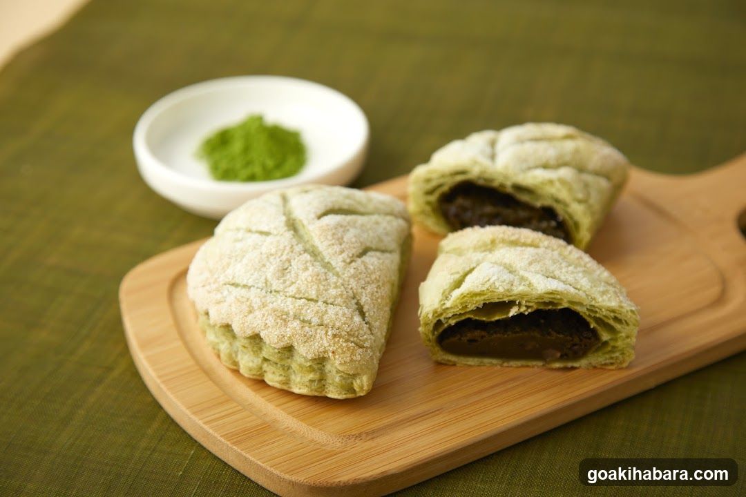 Matcha Pastry with Bean Filling