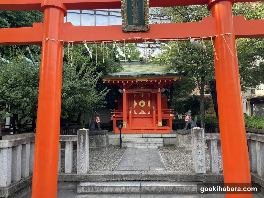 Shrine for Complexly Enshrined Deities