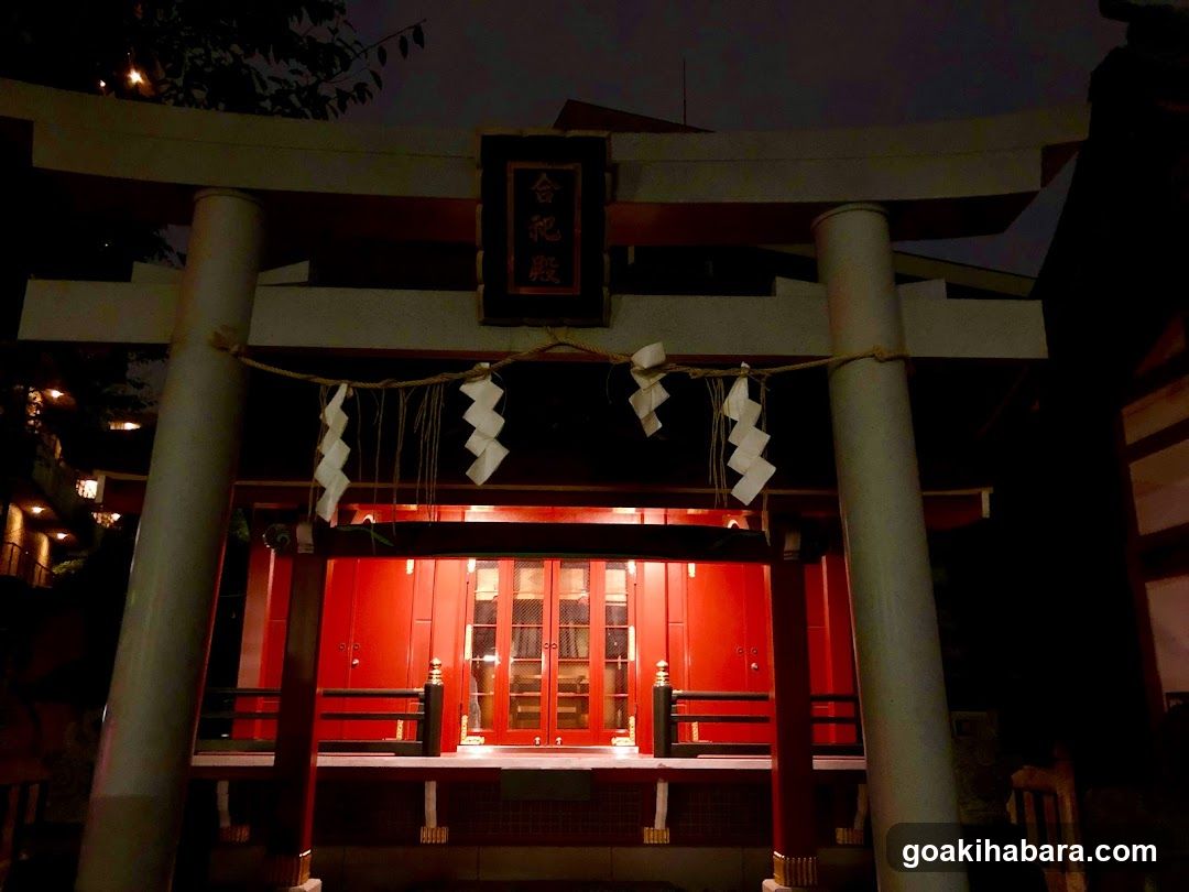 Shrine for Complexly Enshrined Deities