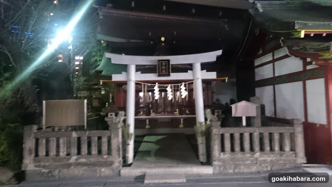 Shrine for Complexly Enshrined Deities