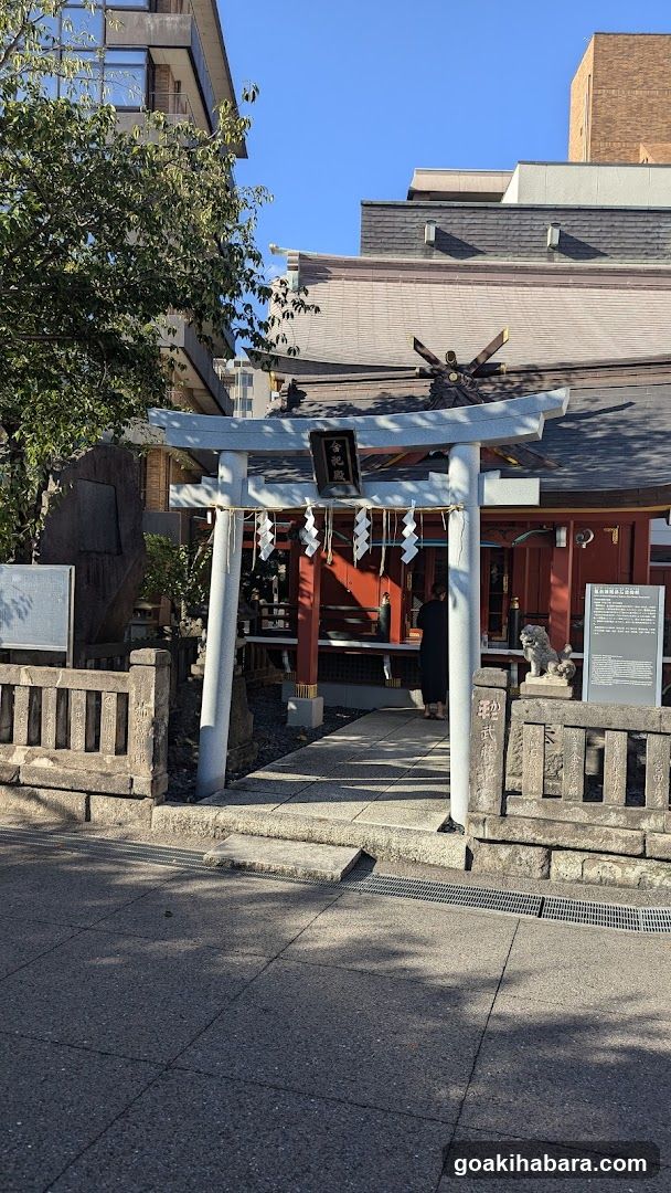 Shrine for Complexly Enshrined Deities